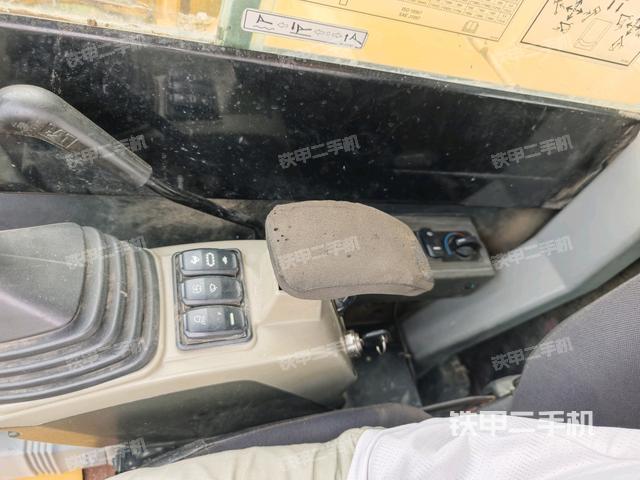 行走控制手柄和踏板?俯拍（駕駛室部分）