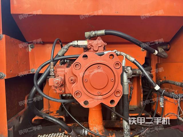 液压泵舱室正面整体(整机外观) 液压泵舱室正面整体(整机外观)