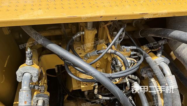 回轉(zhuǎn)馬達和主控閥（整機外觀）