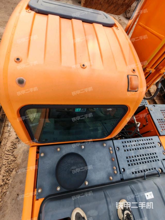 駕駛室頂部（整機外觀）