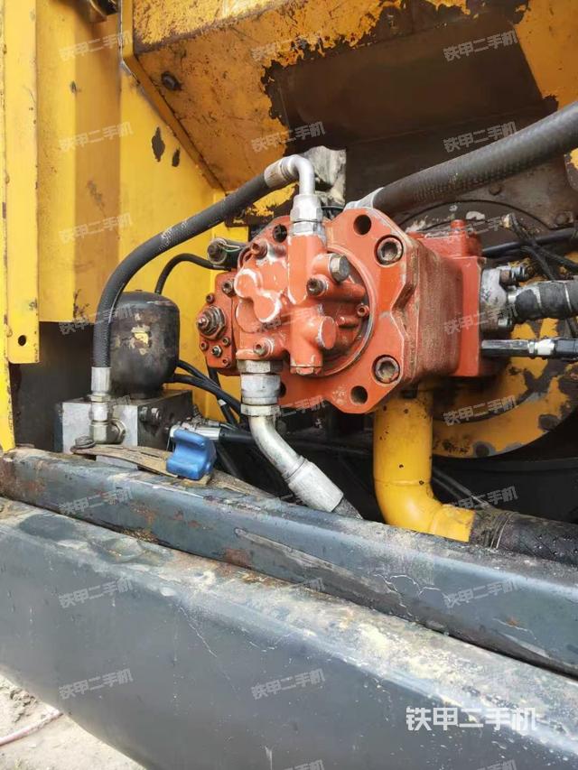 液压泵舱室正面整体（整机外观）