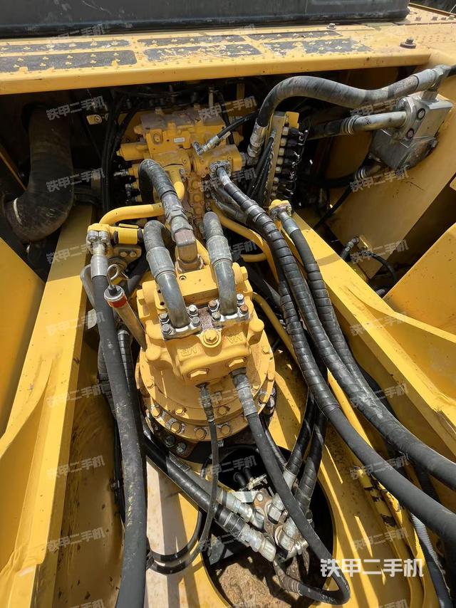 回转马达和主控阀（整机外观）