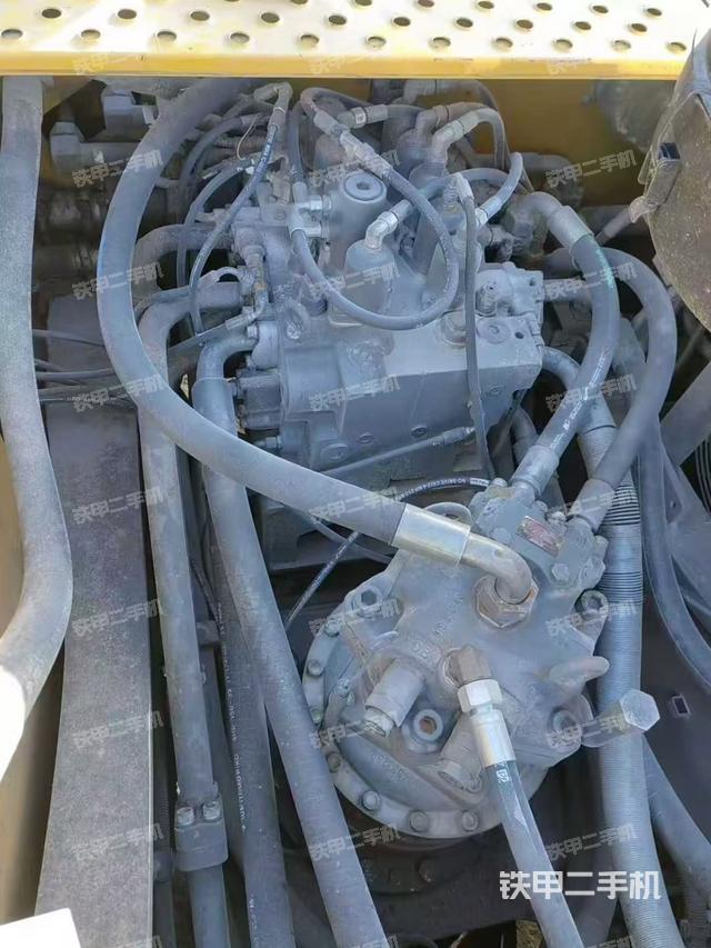 回转马达和主控阀（整机外观）