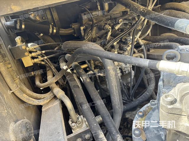 回转马达和主控阀（整机外观）