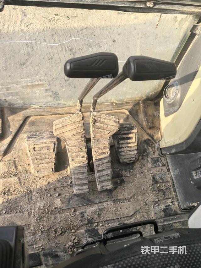 行走控制手柄和踏板 俯拍（驾驶室部分）