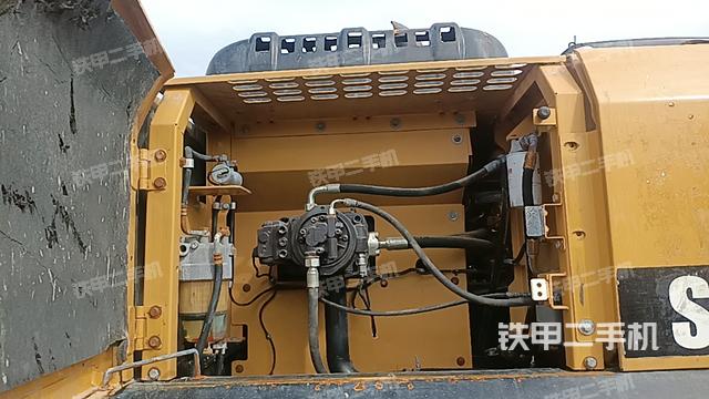 液壓泵艙室正面整體(整機(jī)外觀) 液壓泵艙室正面整體(整機(jī)外觀)