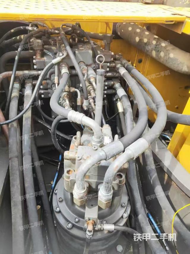 回转马达和主控阀（整机外观）