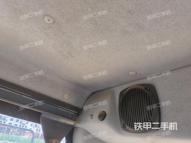 行走控制手柄和踏板?俯拍（駕駛室部分）