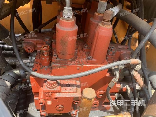 回转马达和主控阀（整机外观）