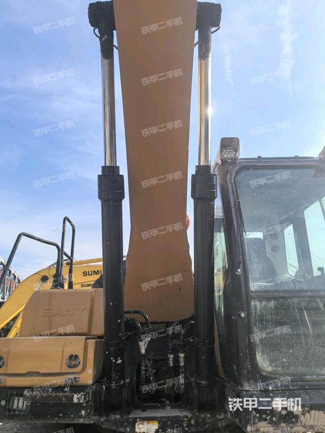 大臂油缸整体 竖拍（工作和回转装置）