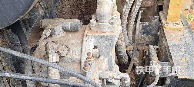 液壓泵艙室正面整體(整機外觀) 液壓泵艙室正面整體(整機外觀)