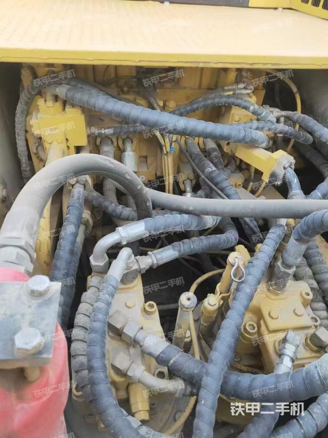 回轉(zhuǎn)馬達(dá)和主控閥（整機(jī)外觀）