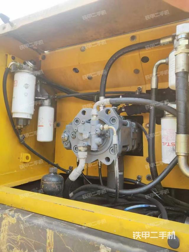 液压泵舱室正面整体（整机外观）