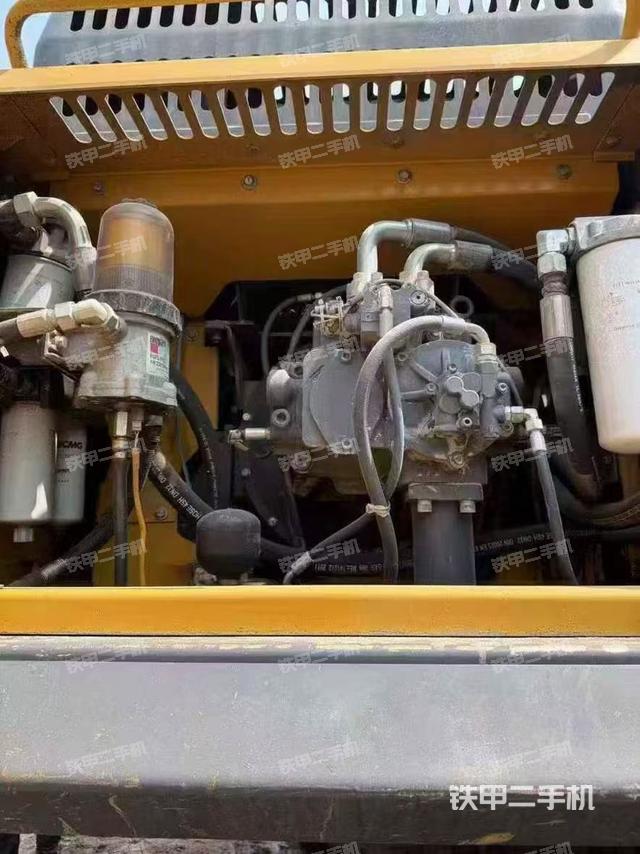 液压泵舱室正面整体（整机外观）