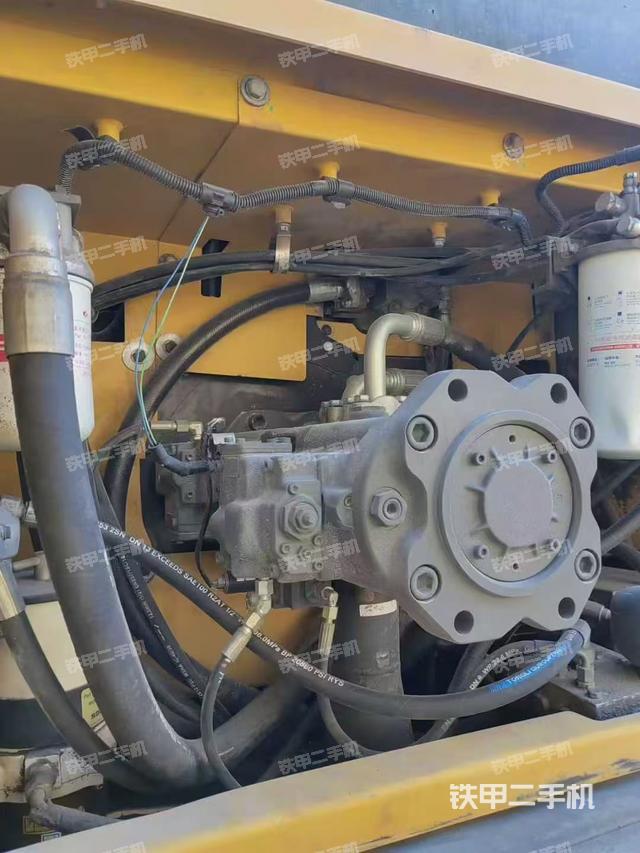 液压泵舱室正面整体（整机外观）