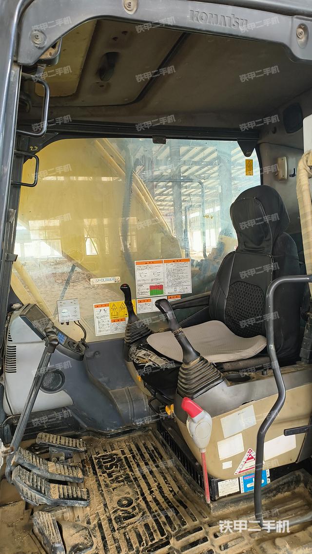 駕駛室整體(整機(jī)外觀) 駕駛室整體(整機(jī)外觀)