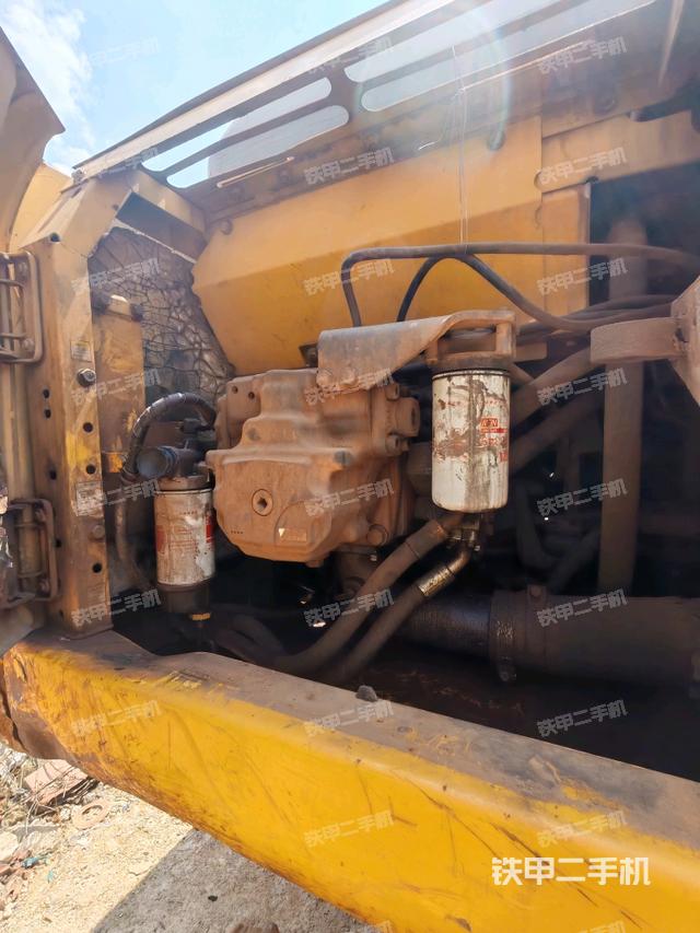 液壓泵艙室正面整體（整機(jī)外觀）