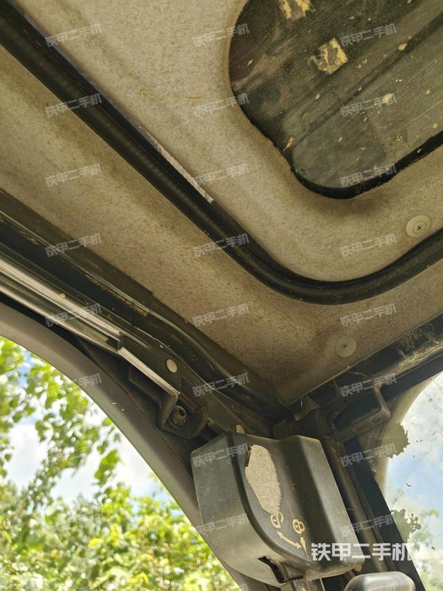 行走控制手柄和踏板?俯拍（駕駛室部分）