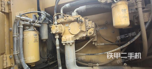 液压泵舱室正面整体（整机外观）