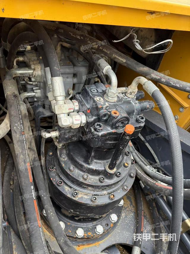 回轉(zhuǎn)馬達和主控閥(整機外觀) 回轉(zhuǎn)馬達和主控閥(整機外觀)