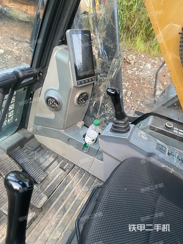 駕駛室整體(整機外觀) 駕駛室整體(整機外觀)