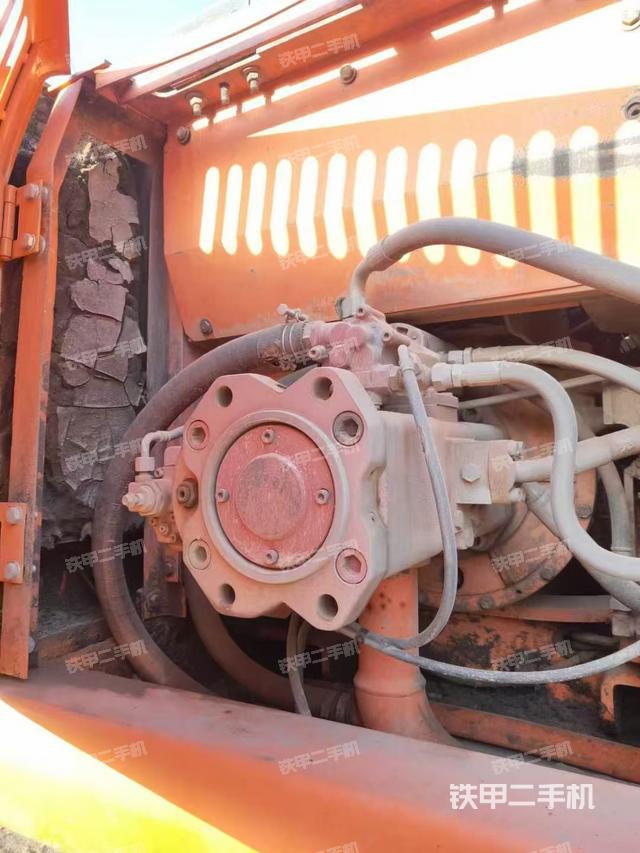 液压泵舱室正面整体（整机外观）