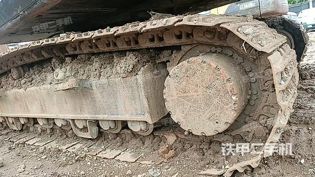 單側(cè)履帶整體(整機(jī)外觀) 單側(cè)履帶整體(整機(jī)外觀)