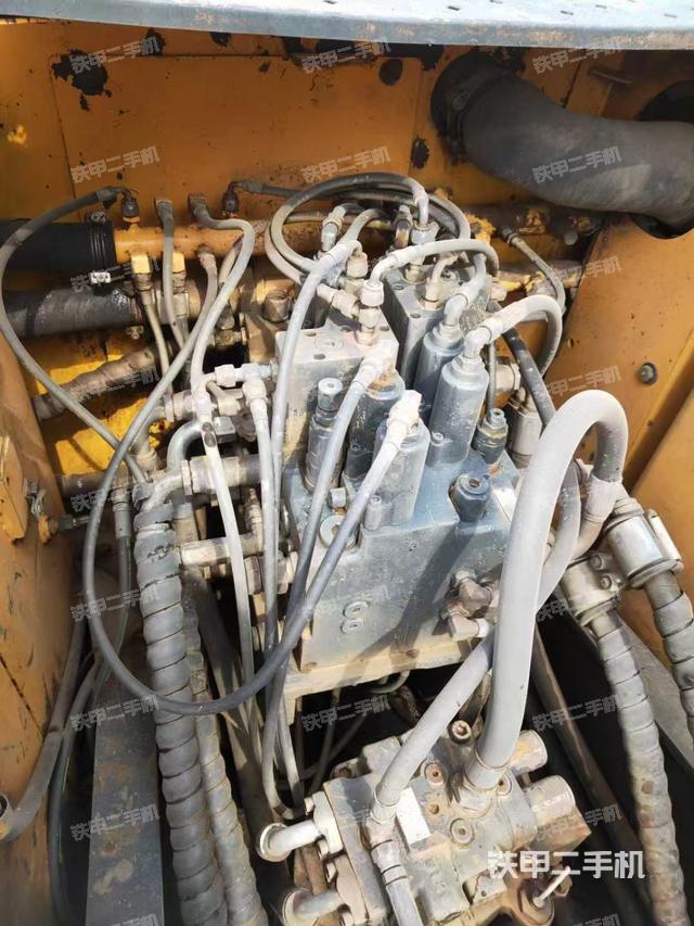 回转马达和主控阀（整机外观）