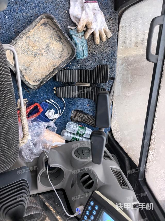 座椅右侧控制台/钥匙门/油门/含右手柄（驾驶室部分）