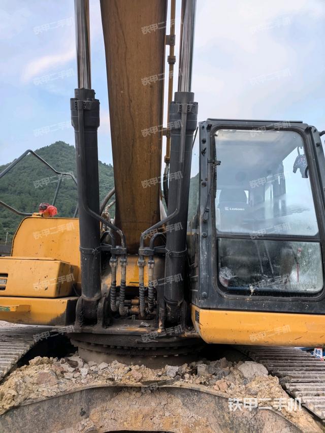 大臂油缸整体 竖拍（工作和回转装置）