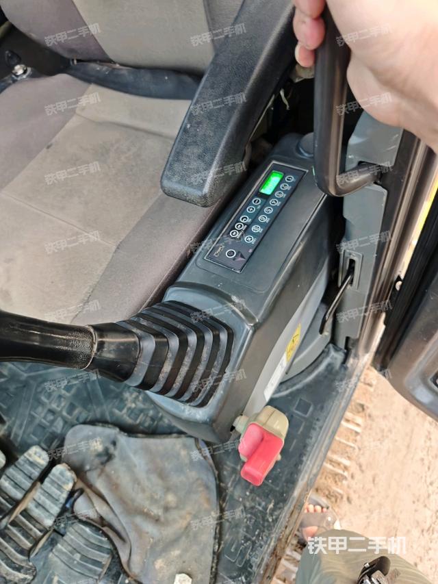 座椅左側控制臺/音響/含左手柄（駕駛室部分）