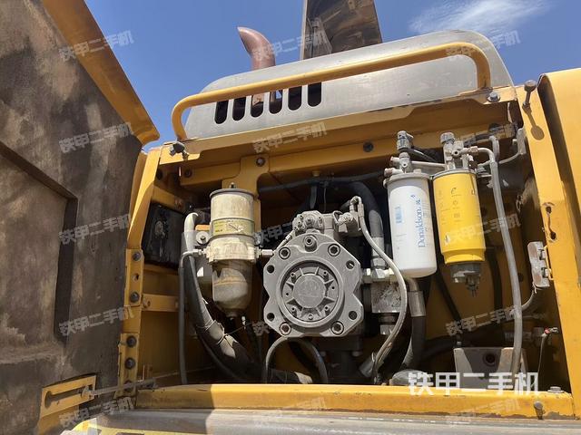 液壓泵艙室正面整體（整機外觀）