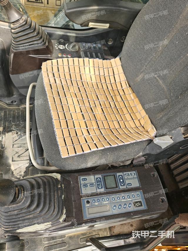 行走控制手柄和踏板?俯拍（駕駛室部分）