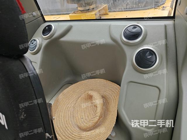 行走控制手柄和踏板?俯拍（駕駛室部分）