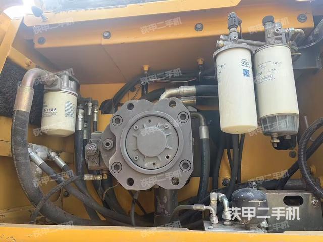 液壓泵艙室正面整體(整機外觀) 液壓泵艙室正面整體(整機外觀)