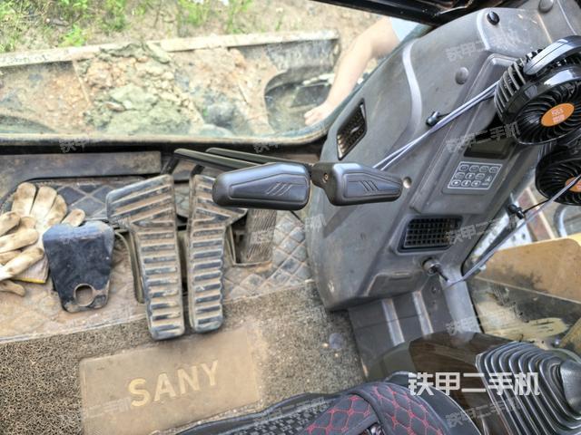 座椅右侧控制台/钥匙门/油门/含右手柄（驾驶室部分）