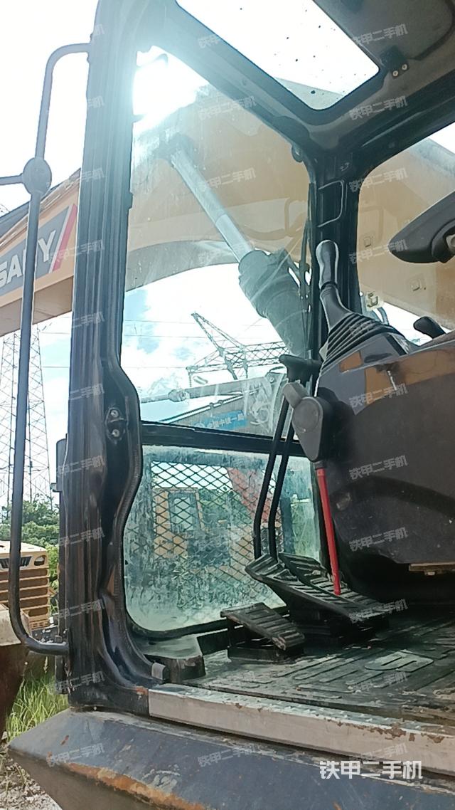 駕駛室整體(整機(jī)外觀) 駕駛室整體(整機(jī)外觀)