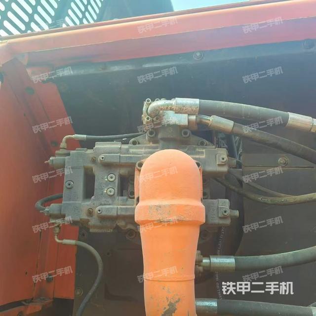 液压泵舱室正面整体（整机外观）