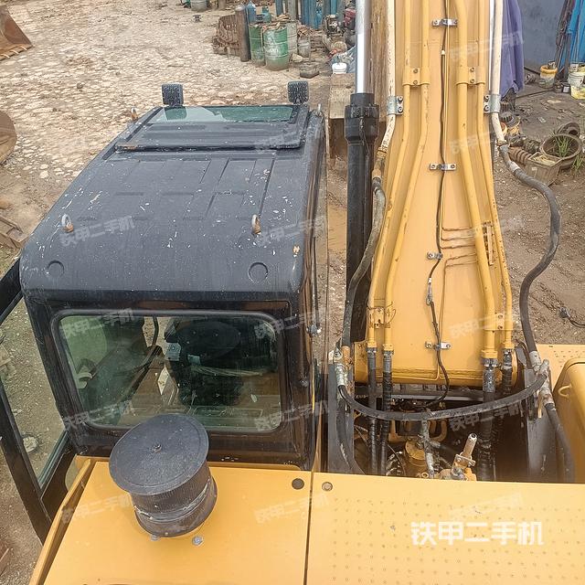 駕駛室頂部(整機(jī)外觀) 駕駛室頂部(整機(jī)外觀)