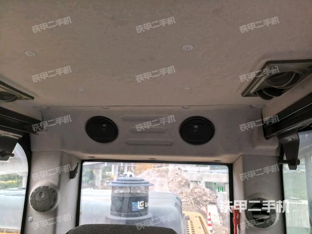 行走控制手柄和踏板 俯拍（驾驶室部分）