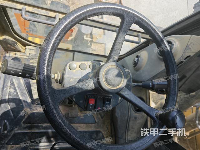 行走控制手柄和踏板?俯拍（駕駛室部分）