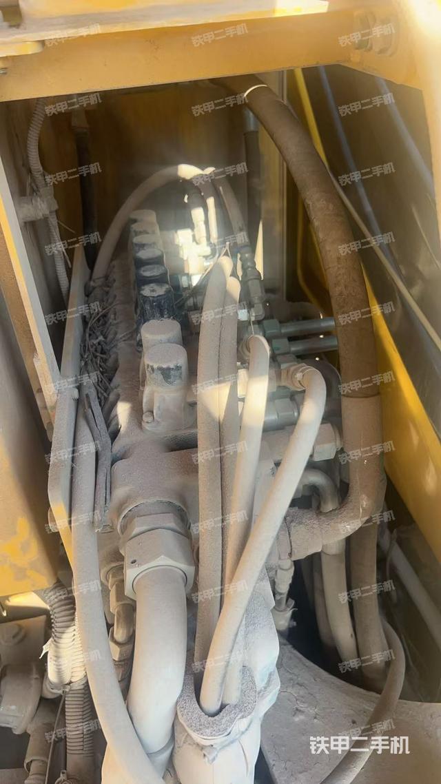 回轉(zhuǎn)馬達(dá)和主控閥（整機(jī)外觀）