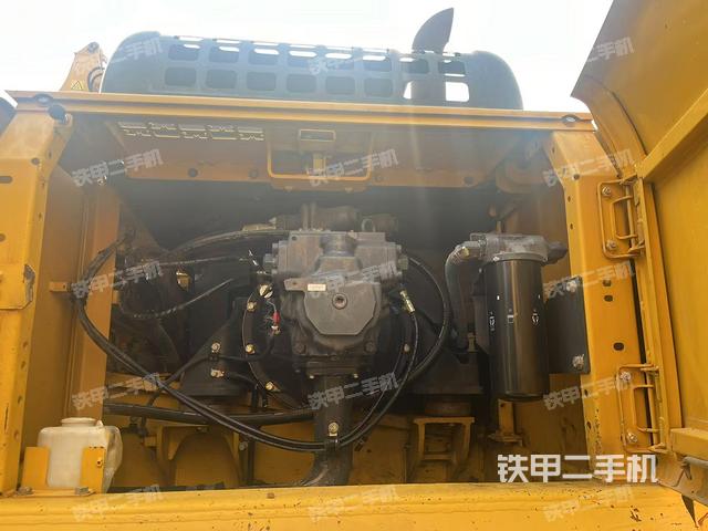 液压泵舱室正面整体（整机外观）