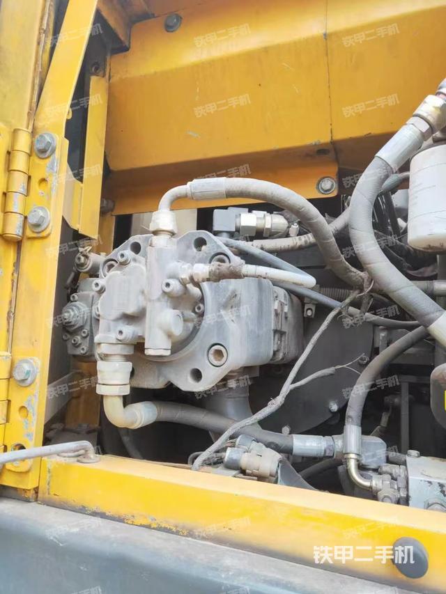 液壓泵艙室正面整體（整機外觀）