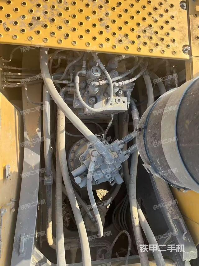 回轉(zhuǎn)馬達和主控閥(整機外觀) 回轉(zhuǎn)馬達和主控閥(整機外觀)