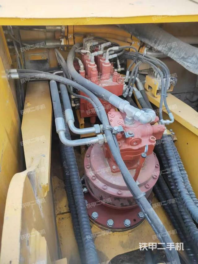 回轉(zhuǎn)馬達(dá)和主控閥（整機(jī)外觀）