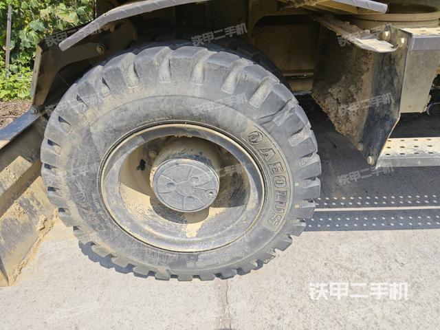 左驅(qū)動輪（行走機構(gòu)）