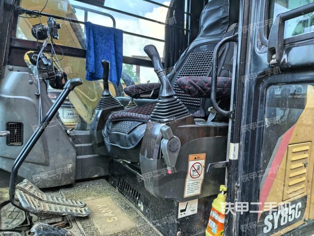 座椅左侧控制台/音响/含左手柄（驾驶室部分）