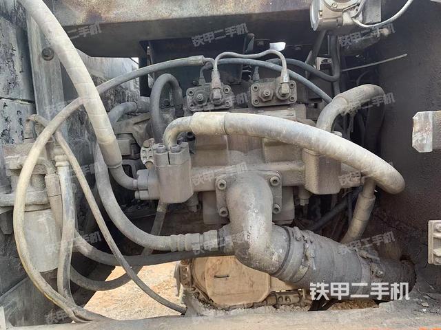 液压泵舱室正面整体（整机外观）