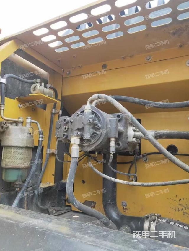 液壓泵艙室正面整體（整機外觀）